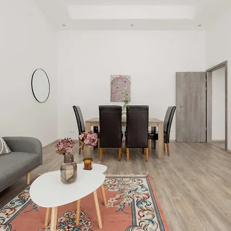 Artsy 3 Bed Flat W Bathtub Jewish Quarter