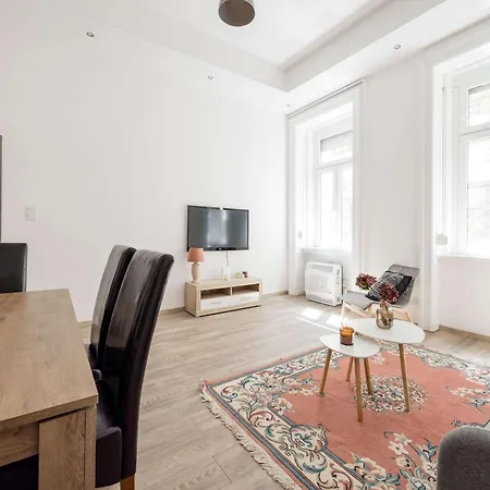 Artsy 3 Bed Flat W Bathtub Jewish Quarter *