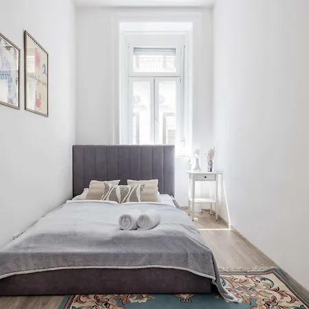 Artsy 3 Bed Flat W Bathtub Jewish Quarter