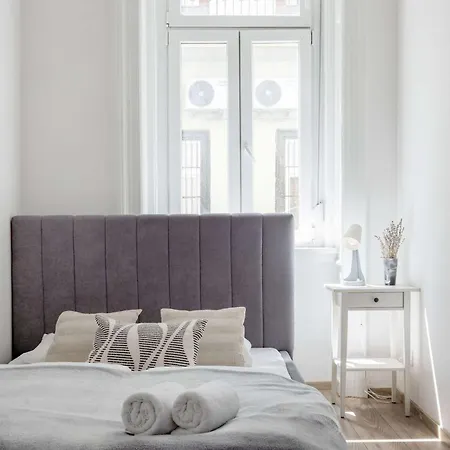 Artsy 3 Bed Flat W Bathtub Jewish Quarter