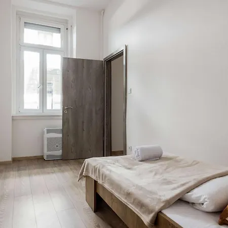 Artsy 3 Bed Flat W Bathtub Jewish Quarter