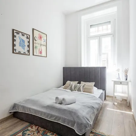 Artsy 3 Bed Flat W Bathtub Jewish Quarter * Budapest