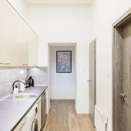 Artsy 3 Bed Flat W Bathtub Jewish Quarter